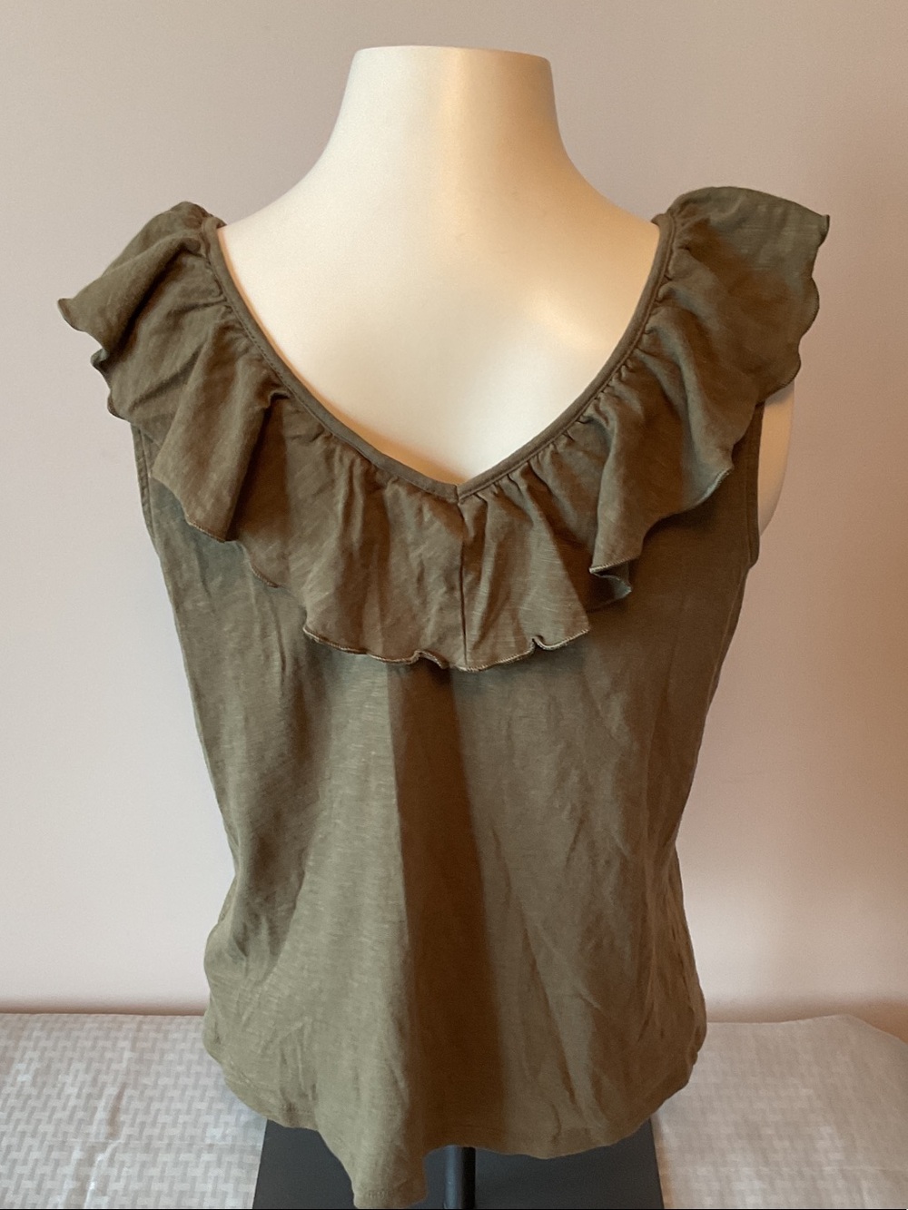 GAP Ruffle V-Neck Top - Picture 2 of 7